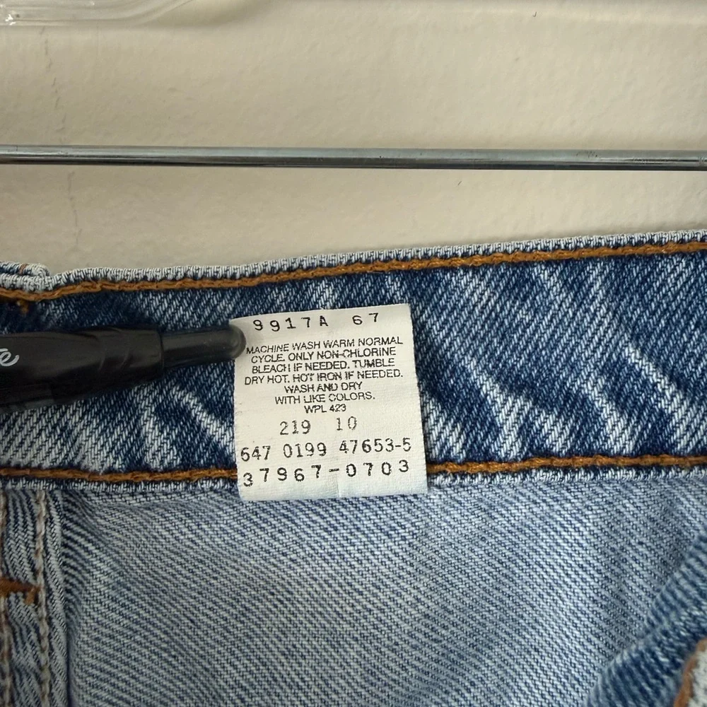 VTG Levi's 647 Denim Shorts Jr Womens 9 Light Wash 90s HighRise Mom 6.5” Shorts - Picture 5 of 14